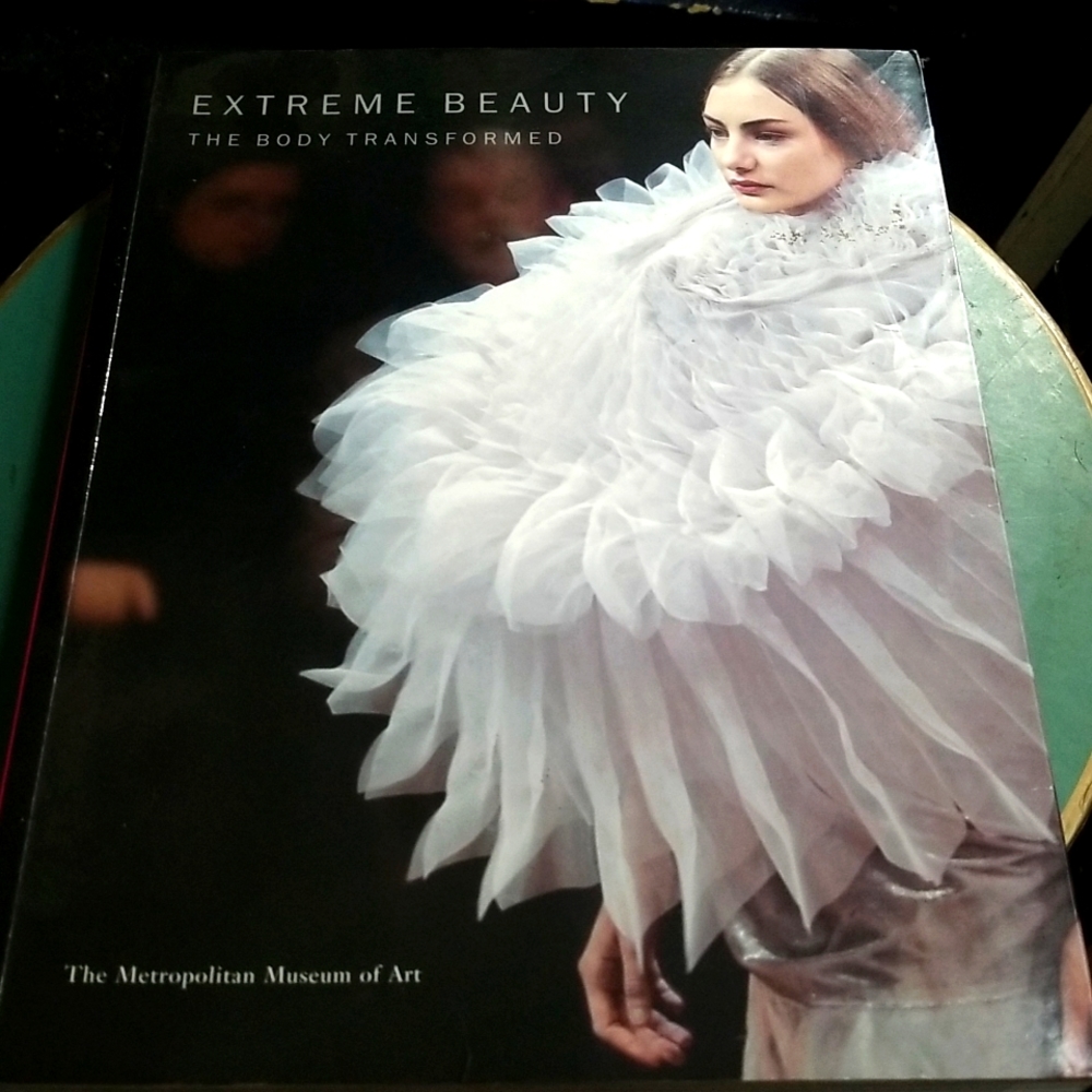 EXTREME BEAUTY THE BODY TRANSFORMED FASHION BOOK